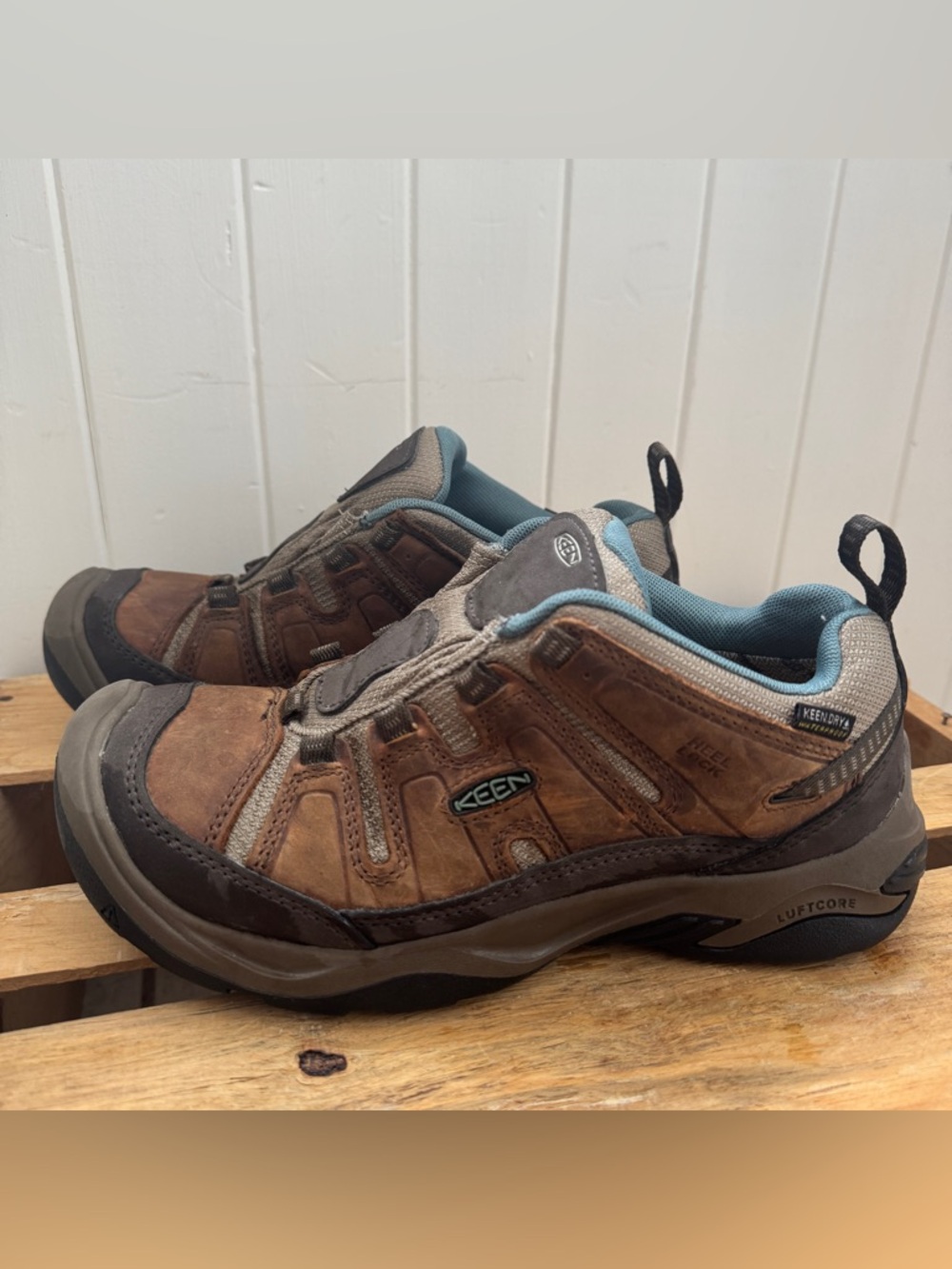 Women’s Keen Circadia low height waterproof hiking shoes sz.7.5